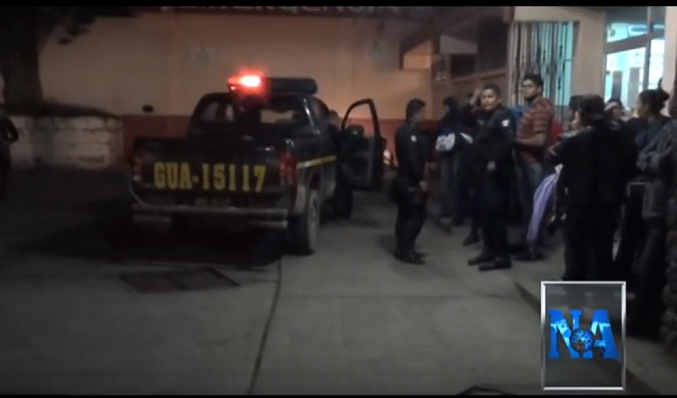 Bomberos trasladaron a las cinco personas heridas al Hospital de Amatitlán. (Foto Prensa Libre: Noticiero Amatitlán)