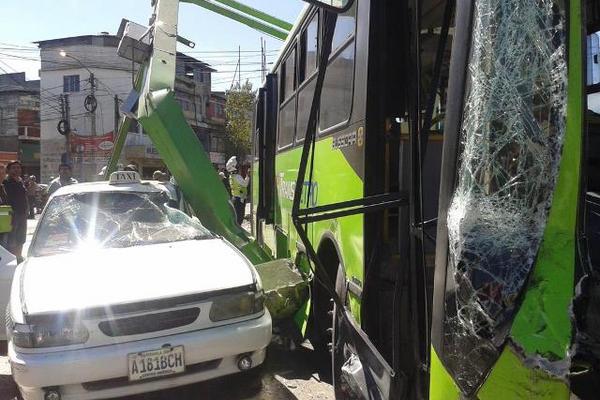 Un semáforo inteligente valorado en Q30 mil fue derribado por el transmetro. (Foto: Prensa Libre, Julio Lara).<br _mce_bogus="1"/>