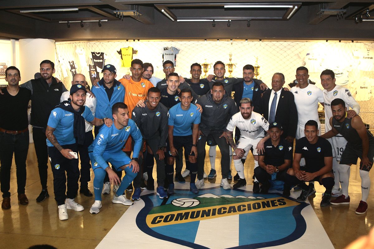 Los jugadores albos lucieron el nuevo uniforme de los cremas. (Foto Prensa Libre: Cortesía Francisco Nieves)
