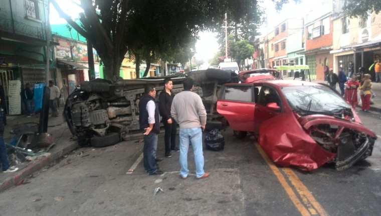 Un accidente de tránsito ocurrido en la Avenida Centro América y 19 calle de la zona 1 dejó el saldo de tres mujeres heridas. (Foto Prensa Libre: Erick Ávila)
