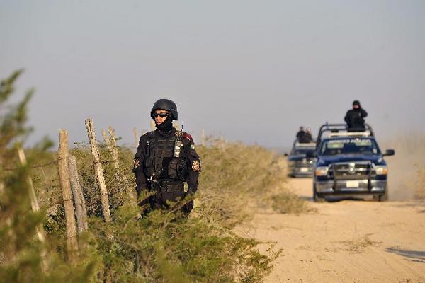 Autoridades patrullan   el sitio donde  hallaron cuatro cadáveres, en  Nuevo León, México. (Foto Prensa Libre: EFE)