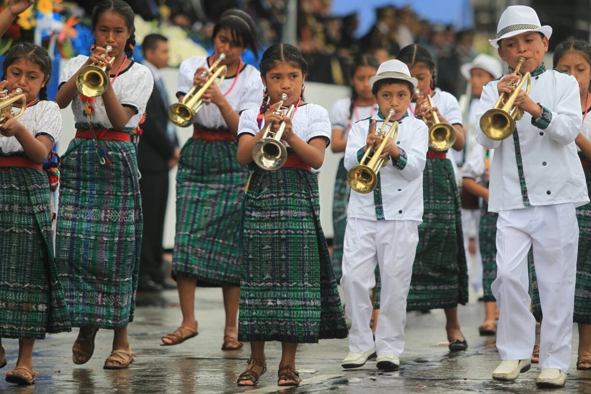 Alumnos de 117 establecimientos educativos partician en el desfile de Independencia. (Foto Prensa Libre: Esbin García)