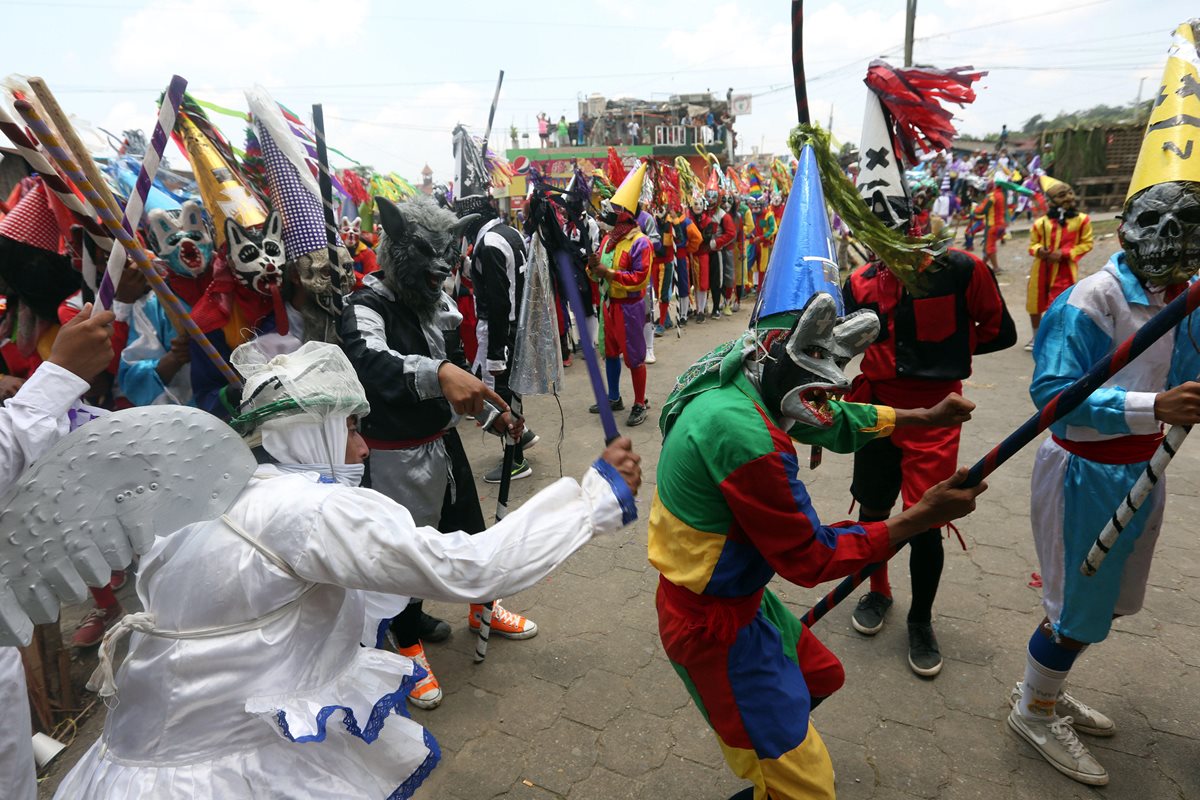 La tradicional pelea entre centuriones y judíos se mantiene vive en el sur del país. (Foto Prensa Libre: EFE)