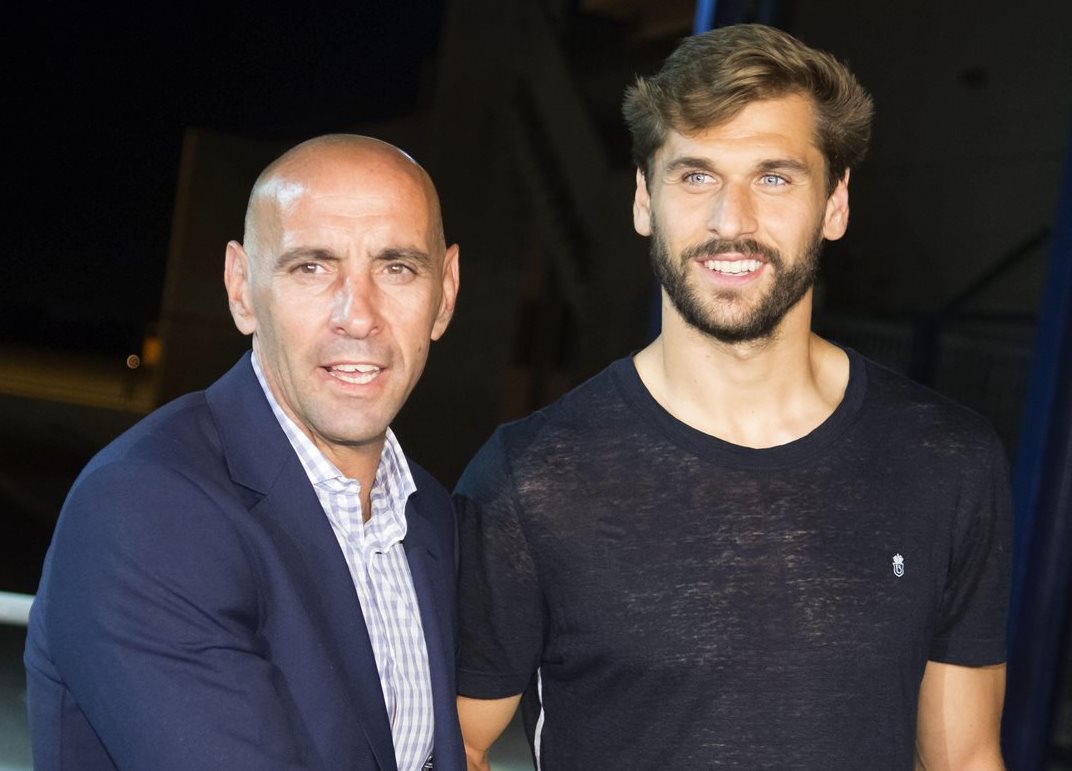 Fernando llorente es recibido por el director deportivo del Sevilla FC, Monchi a su llegada a Sevilla. (Foto Prensa Libre: EFE)