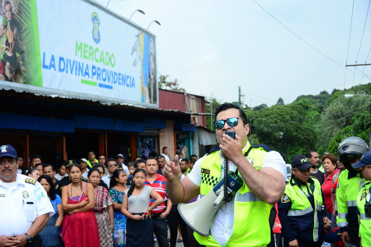Neto Bran, alcalde de Mixco, practica el boxeo.  (Foto Prensa Libre: Facebook)