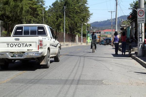 Calzada Juan José Bonilla, la cual sería reparada según la municipalidad, pero vecinos aseguran que  no se han efectuado trabajos en ese lugar. (Foto Prensa Libre: Hugo Oliva)