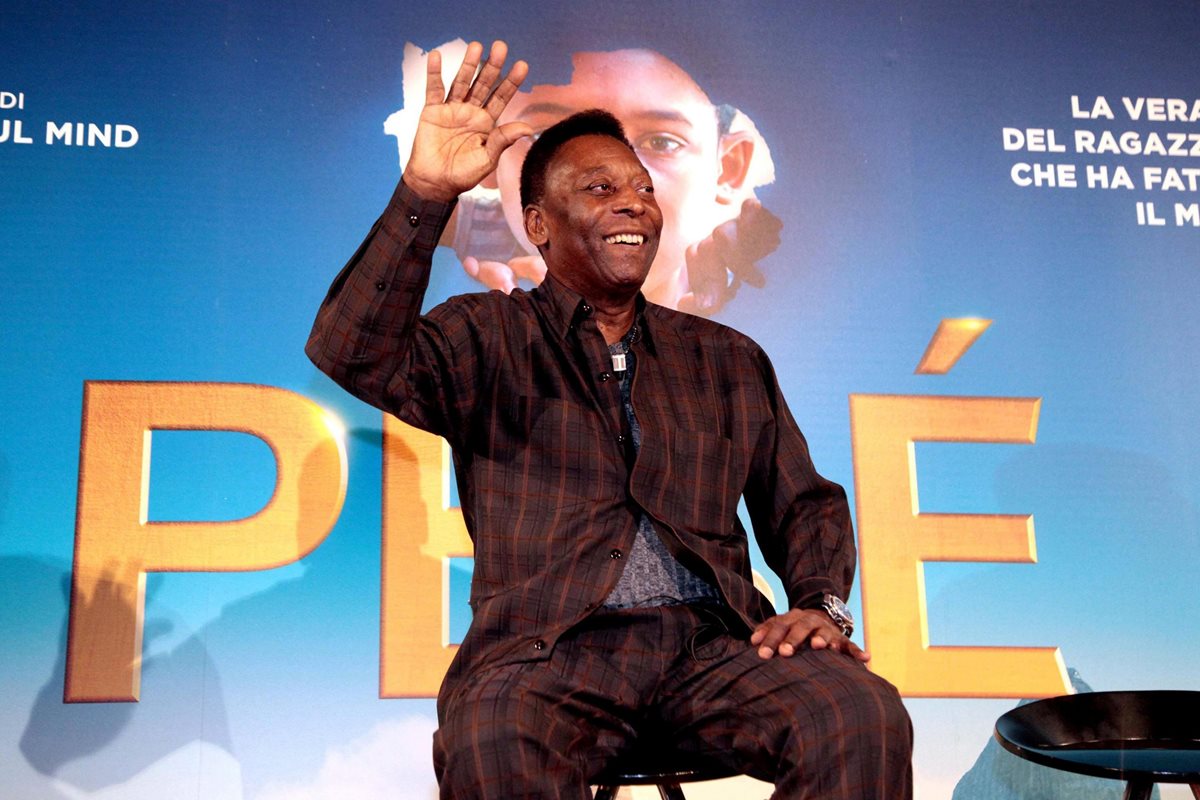 El exfutbolista brasileño Pelé ofrece una rueda de prensa con motivo de la presentación de la película "Pelé: el nacimiento de una leyenda" en Milán, Italia. (Foto Prensa Libre: EFE)
