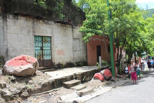 Vecinos de Valle Nuevo, Jalpatagua, señalan que el mosquito se reproduce en viviendas abandonadas. (Foto Prensa Libre: Óscar González)