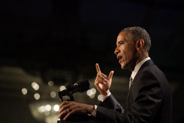 El presidente Obama durante su discurso ayer en una concentración de democrátas. (Foto Prensa Libre: AFP)
