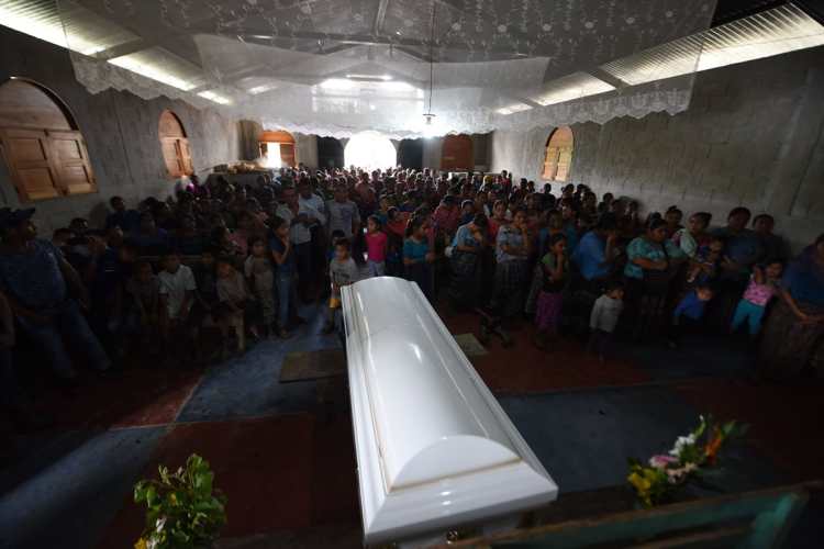 Vecinos de Raxruhá participan masivamente al funeral de Jakelin Caal.