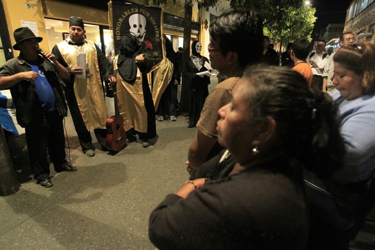 Los encapuchados se movilizaron del Pasaje Aycinena hacia la Plaza de la Constitución.