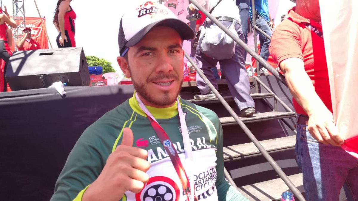 El ciclista Brayan Ríos de la Asociación de Quiché fue uno de los protagonistas en la segunda etapa de la Vuelta a Guatemala. (Foto Prensa Libre: Carlos Vicente)