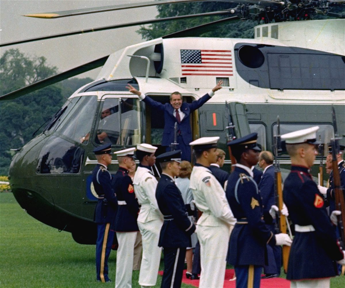 Richard Nixon abandona la Casa Blanca, el 9 de agosto de 1974, y aborda un helicóptero,  luego de haber renunciado, por el escándalo Watergate. (Foto: Hemeroteca PL)