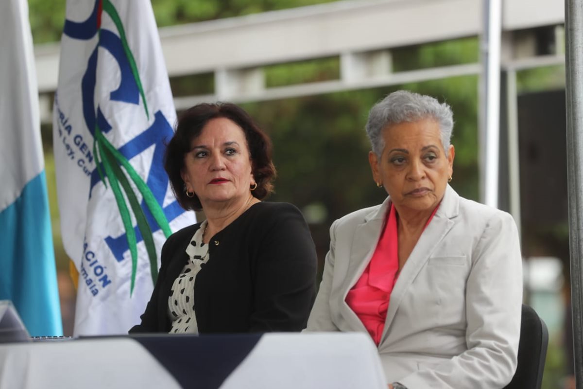 Yolanda Perez Ruiz, directora de procuraduría de la PGN, junto a la procuradora saliente, Anabella Morfín. (Foto Prensa Libre: Erick Avila)