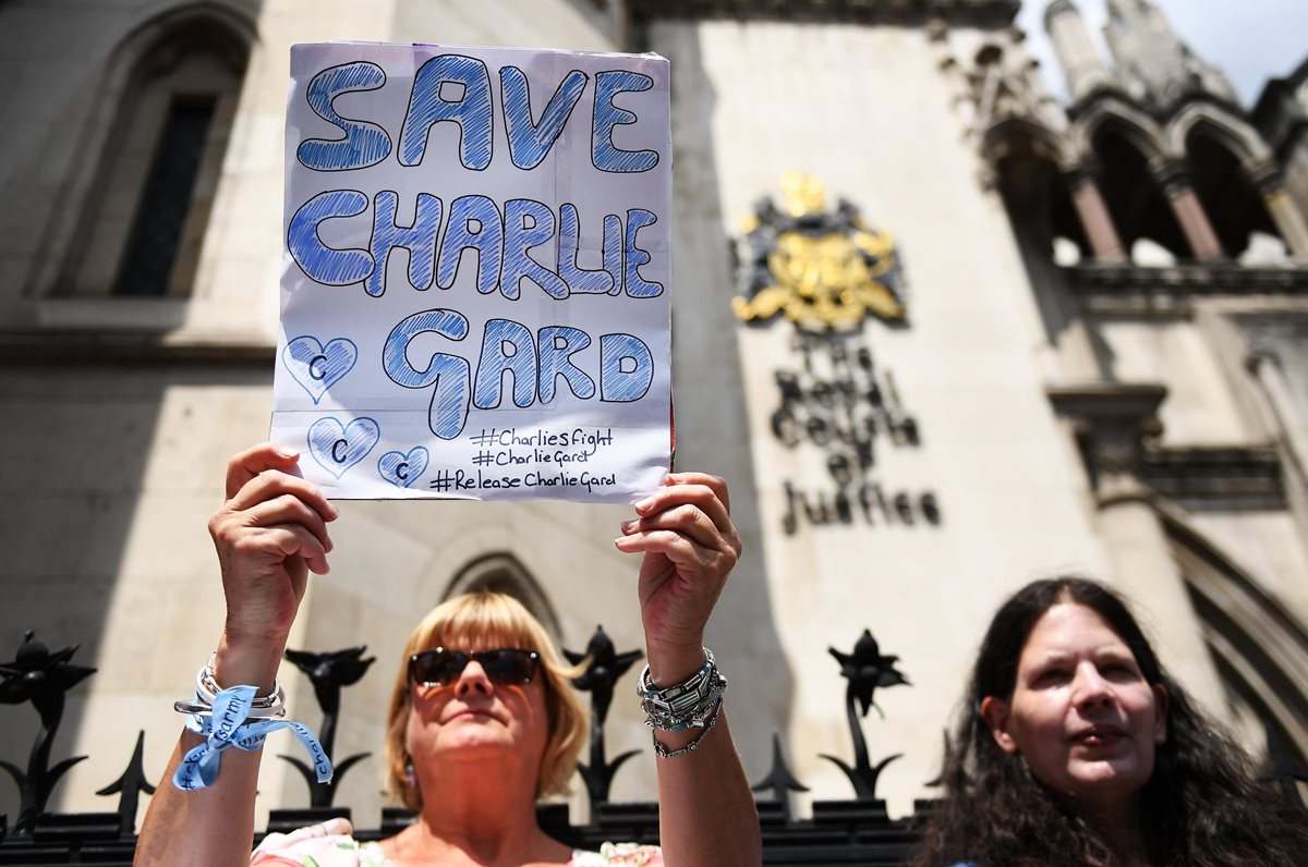 Británicos apoyan a los padres de Charlie Gard y piden salvar la vida de Gard. (Foto Prensa Libre: EFE).