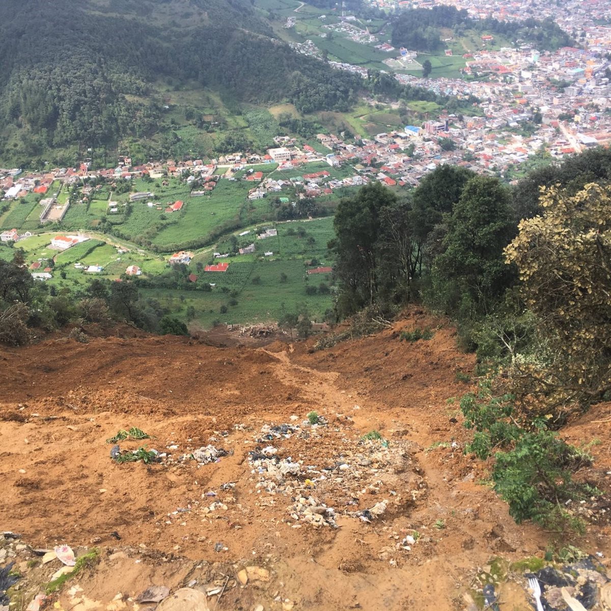 El deslizamiento de tierra en San Pedro Soloma dejó 12 víctimas mortales. (Foto Prensa Libre: Mike Castillo)