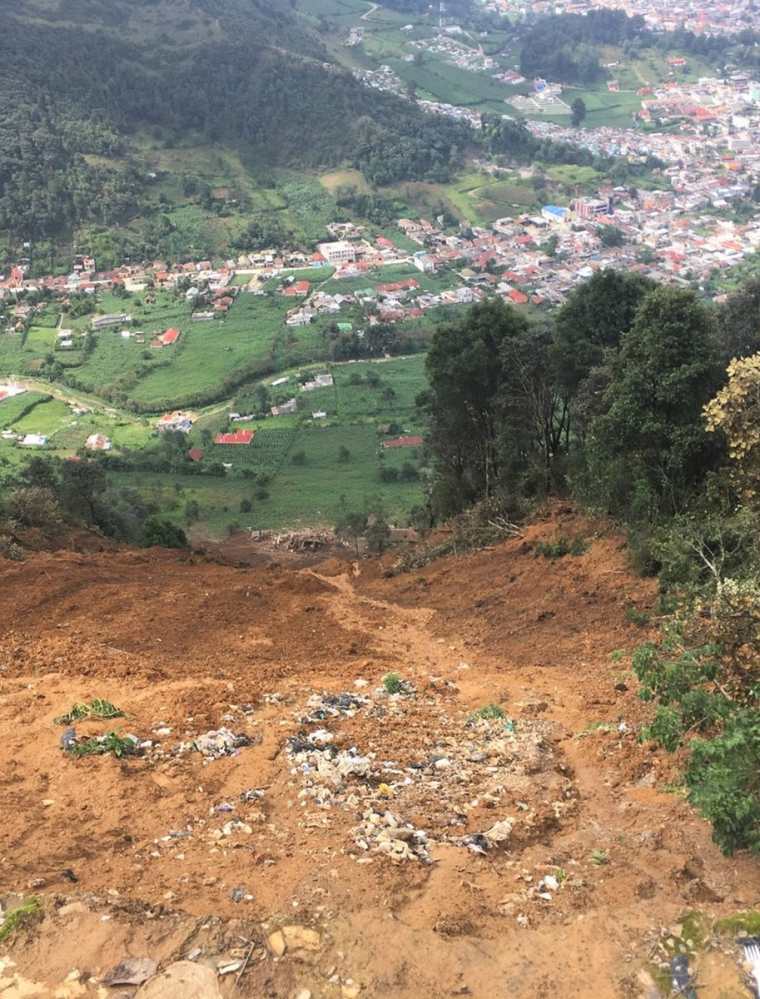 El deslizamiento de tierra en San Pedro Soloma dejó 12 víctimas mortales. (Foto Prensa Libre: Mike Castillo)