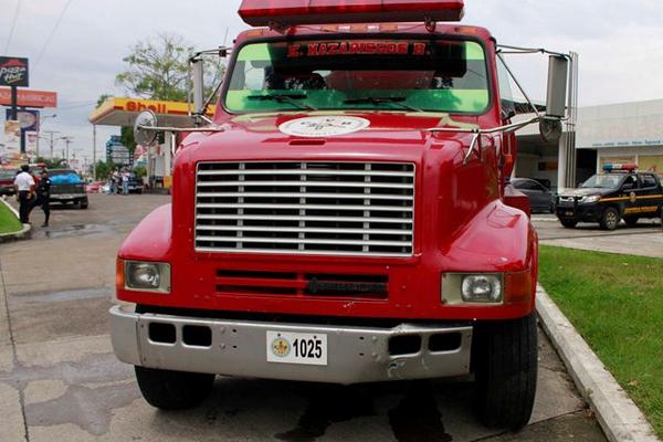 Camión de los Bomberos Voluntarios que chocó contra un autopatrulla de la PNC en Mazatenango. (Foto Prensa Libre: Omar Méndez)<br _mce_bogus="1"/>