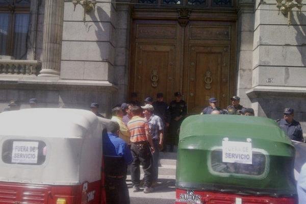 Mototaxis se parquean frente al Congreso. (Foto Prensa Libre: Jessica Gramajo)