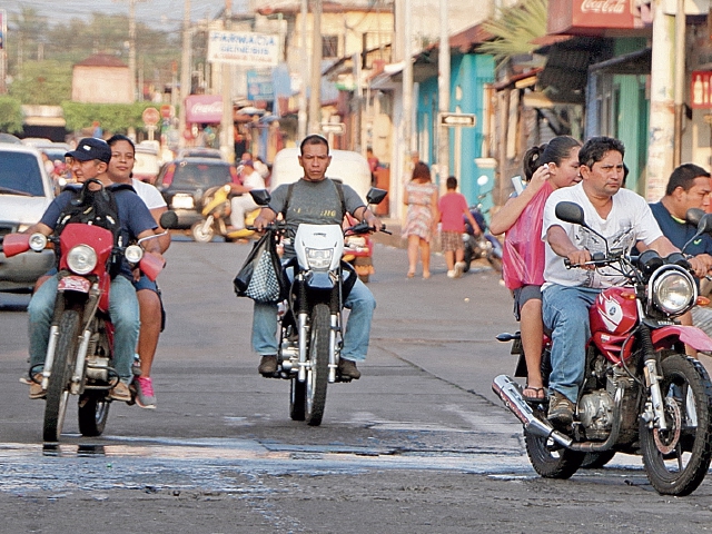 Decenas de vecinos de la cabecera de Retalhuleu utilizan las motocicletas como principal vehículo para transportarse; sin embargo, son víctimas de los delincuentes. (Foto Prensa Libre: Rolando Miranda).