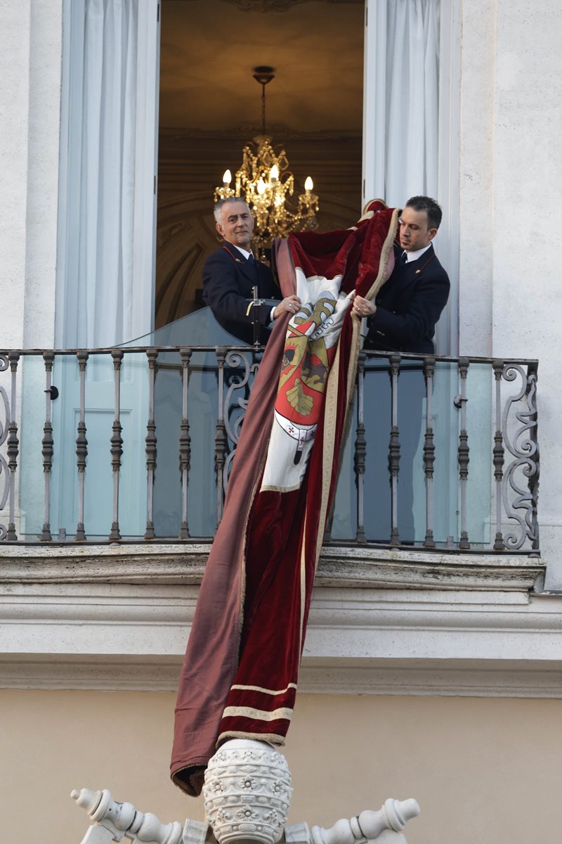 Empleados del Vaticano retiran el distintivo con el escudo papal tras la última aparición de Benedicto XVI como Pontífice de la Iglesia Católica. (Foto: AP)
