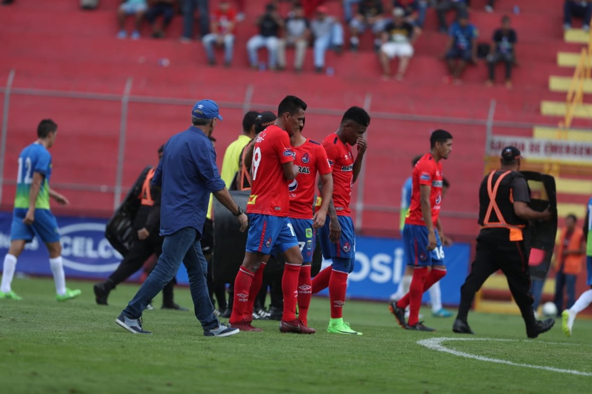 Los jugadores de Municipal se retiran del terreno de juego después de quedar eliminados del Torneo de Copal (Foto Prensa Libre: Francisco Sánchez)