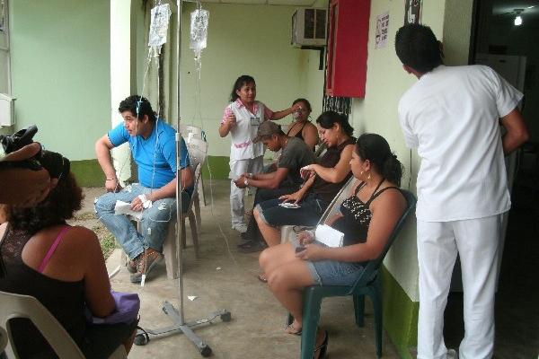 Personal del IGGS  de Los Amates, Izabal, atiende a varios trabajadores que sufrieron intoxicación en finca de ese municipio.