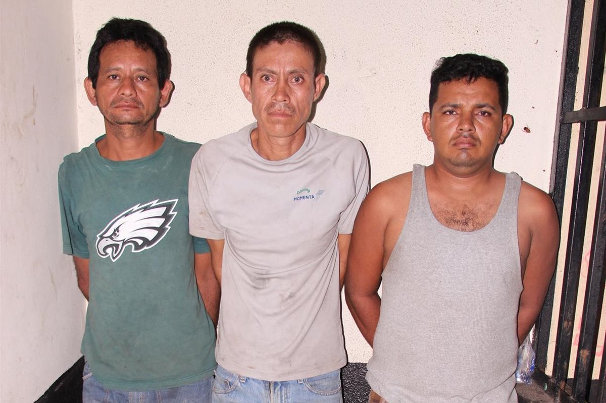 Los tres capturados son trasladados a la subestación de la PNC en Masagua, Escuintla. (Foto Prensa Libre: Carlos E. Paredes)
