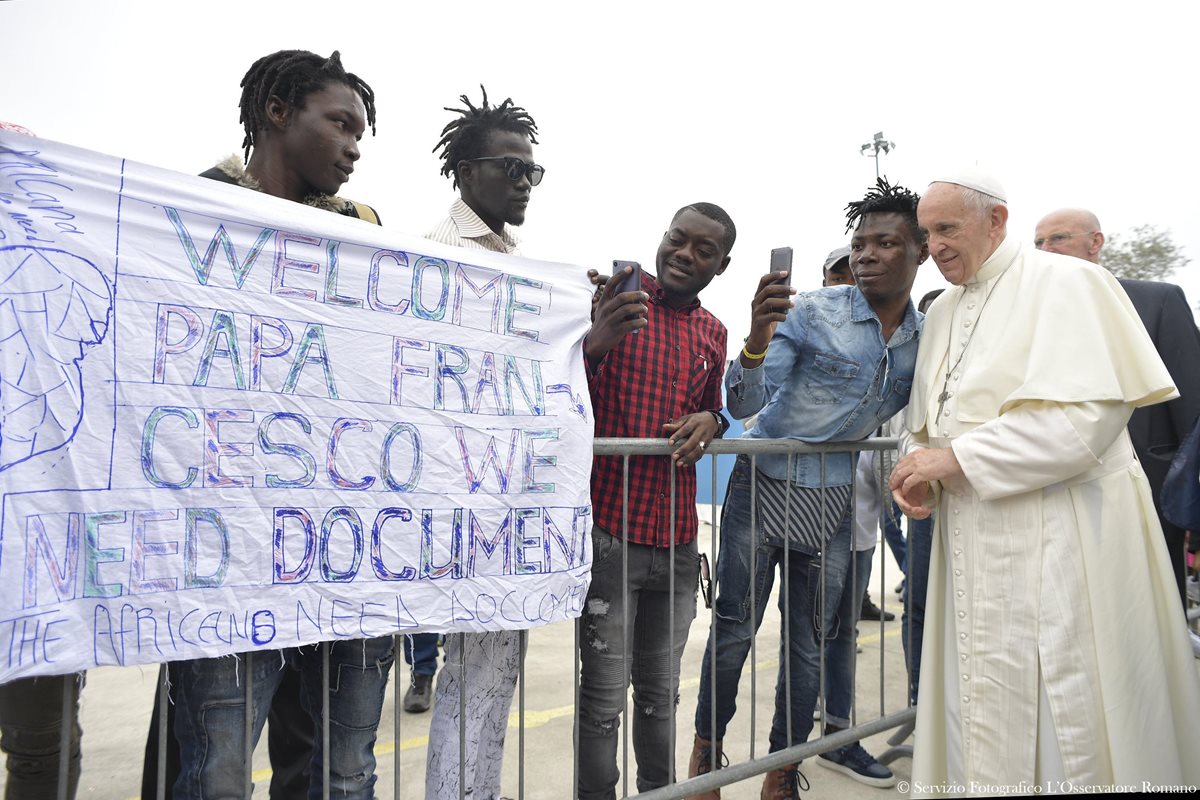 El Papa saluda a refugiados en un centro de acogida de inmigrantes durante una visita pastoral a Bolonia.(AFP).