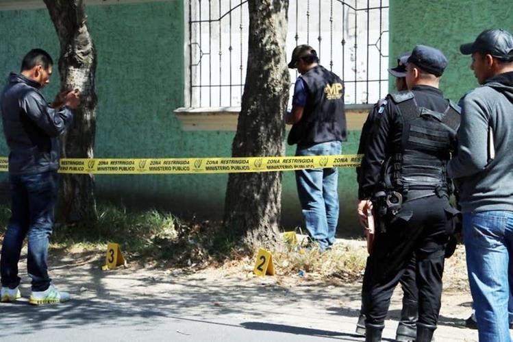 Autoridades reúnen evidencias en el lugar donde se registró el ataque en la zona 6 de la ciudad de Quetzaltenango. (Foto Hemeroteca PL).
