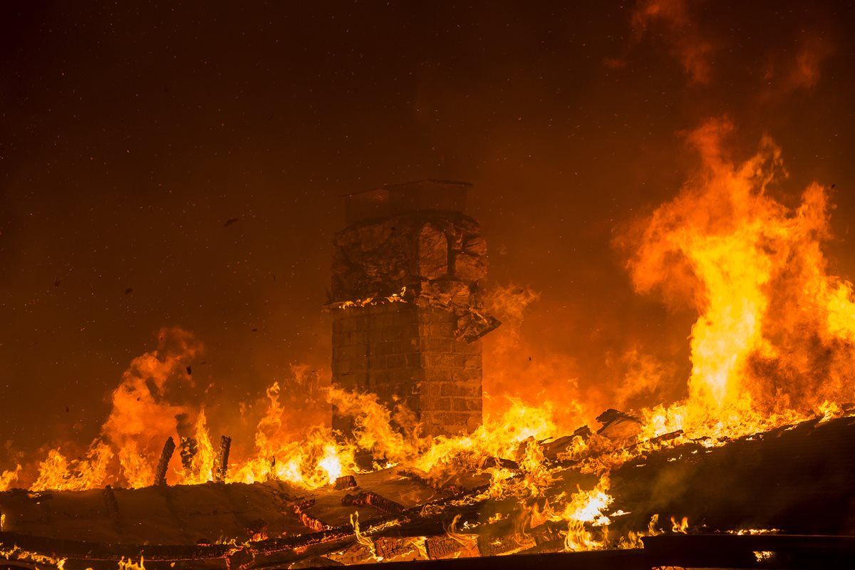 Una casa es consumida por las llamas en Malibú, California. (Foto Prensa Libre: AFP)