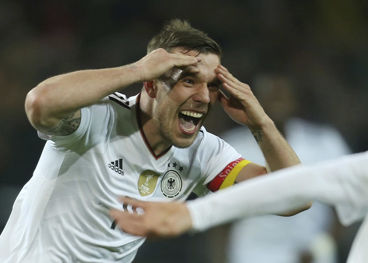 El delantero Lukas Podolski consiguió el gol del triunfo alemán, en el partido frente a Inglaterra en el que se despidió de la selección teutona. (Foto Prensa Libre: AFP)