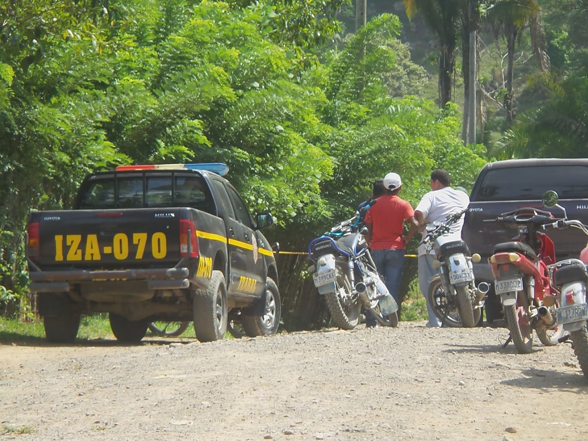 Autoridades resguardan el lugar donde ocurrió el doble crimen en Puerto Barrios, Izabal. (Foto Prensa Libre: Edwin Perdomo)
