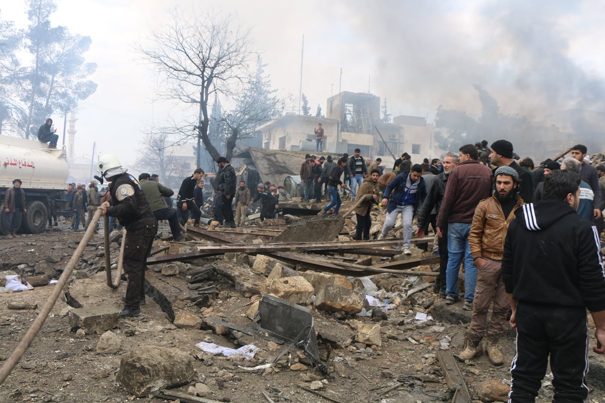 Rescatistas y voluntarios retiran los escombros que quedaron luego de la explosión del carro bomba. (Foto Prensa Libre. AP).