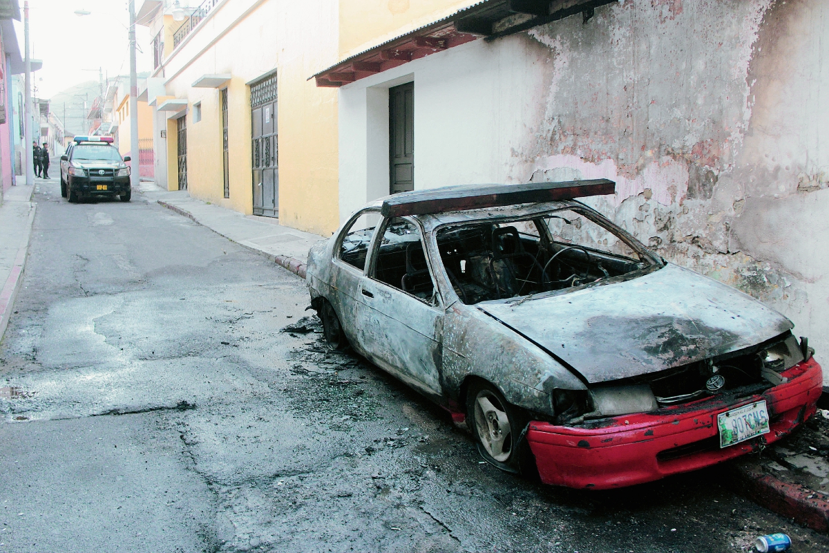 Un vehículo que estaba estacionado junto a un hotel en el centro histórico de Xelajú, Quetzaltenango, se incendió y causó temor entre los huéspedes. (Foto Prensa Libre: Carlos Ventura)