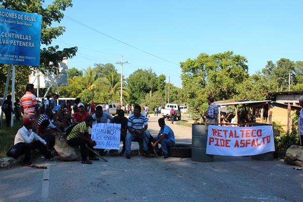 Pobladores de Las Cruces, Petén, bloquean el paso en la ruta hacia el  área central del departamento. (Foto Prensa Libre: Rigoberto Escobar)