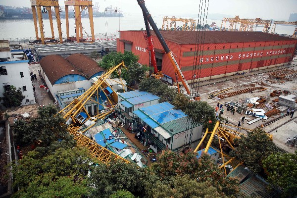 <span>Equipos de rescate</span> <span>trabajan</span> <span>en el</span> <span>lugar del accidente.(AFP).</span>