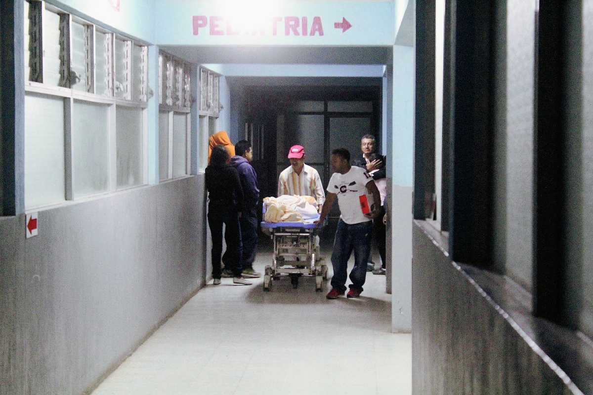 Empleados del hospital trasladan el cadáver de la víctima a la morgue de Jalapa. (Foto Prensa Libre: Hugo Oliva)