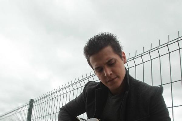 Luis Fernando de León, cantante guatemalteco. (Foto Prensa Libre: Ángel Elías)