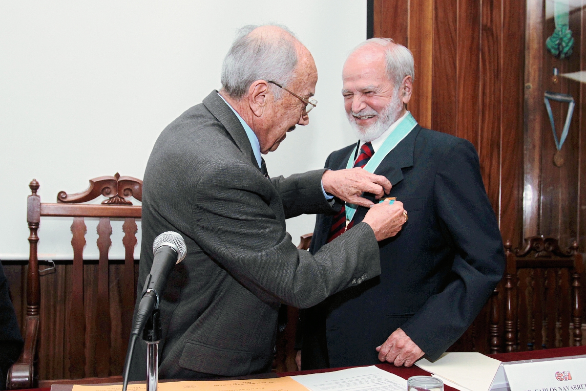 Carlos Navarrete recibe la medalla al Mérito de la Academia de Geografía e Historia de Guatemala