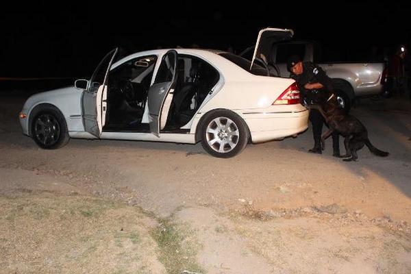Agentes de la PNC revisan el vehículo en busca de ilícitos. (Foto Prensa Libre)<br _mce_bogus="1"/>