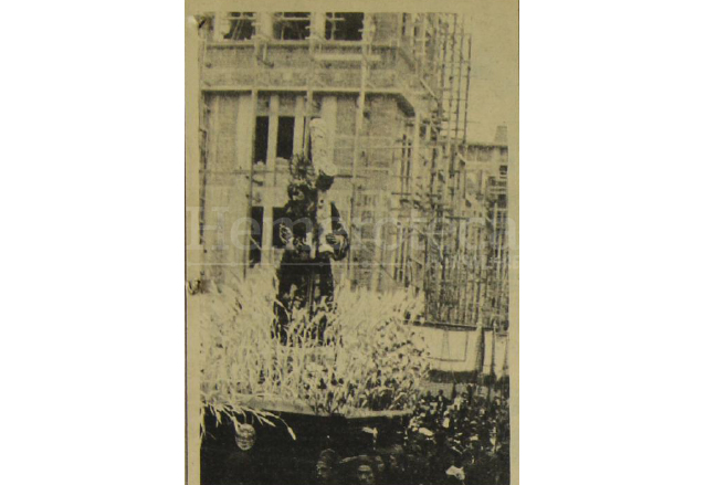 Viernes Santo de 1941. La procesión de Jesús de La Merced pasa frente al Palacio Nacional que se encuentra en plena construcción. (Foto: Hemeroteca PL)