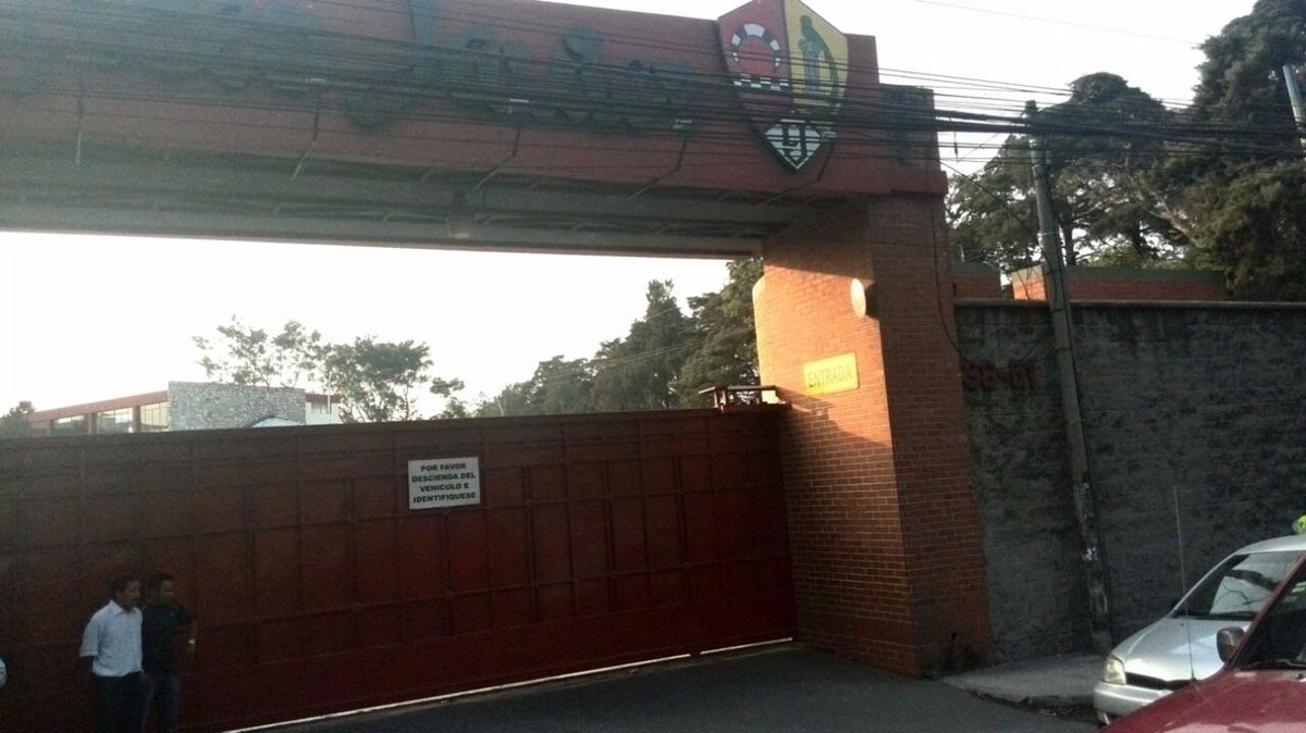 Hasta las 13 horas el establecimiento Liceo Javier no había dado una postura oficial de los hechos. (Foto Prensa Libre: Estuardo Paredes)