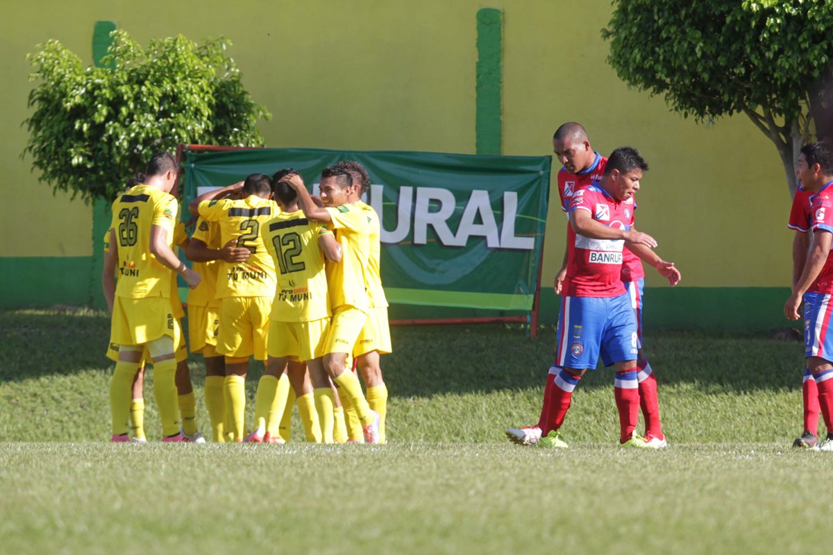 Los jugadores de Guastatoya celebran el gol de Tomás Castillo a los 10 minutos. (Foto Prensa Libre: Norvin Mendoza)