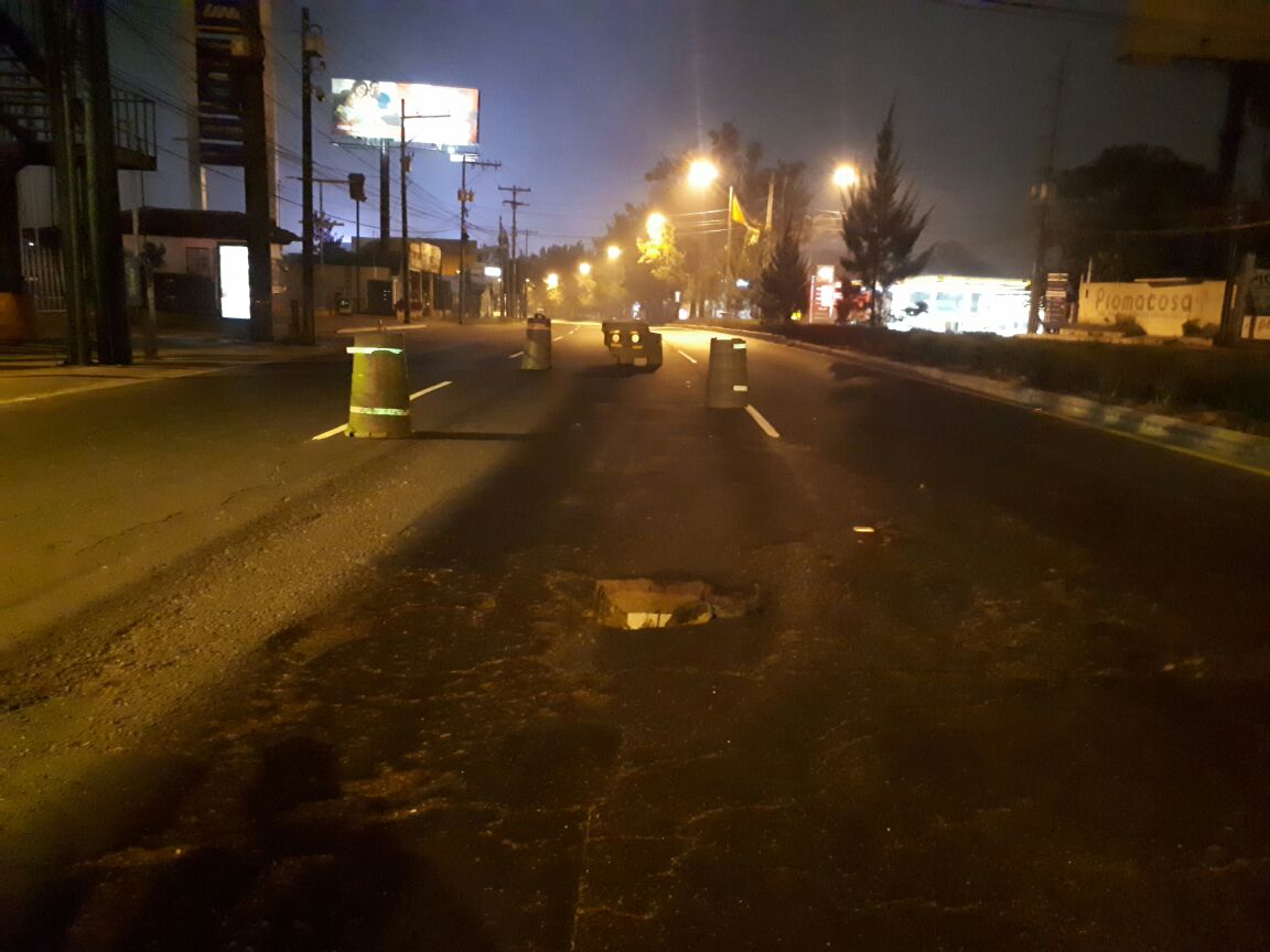 Autoridades de tránsito han señalizado el lugar del agujero, para evitar accidentes, sobre todo en la madrugada. (Foto Prensa Libre: PMT)