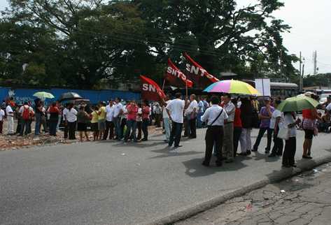 Salubristas impiden el paso vehicular en una de las calles de Escuintla. (Foto Prensa Libre: Enrique Paredes)