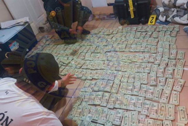Personal del Ministerio Público llegó para contar el dinero en efectivo. (Foto Prensa Libre: PNC)