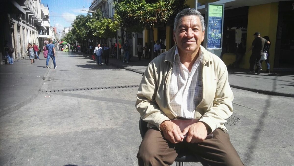 Luis Armando Morales de 58 años es perito contador y expresó que su mayor preocupación es la violencia en el país. (Foto Prensa Libre: Fernando Magzul)