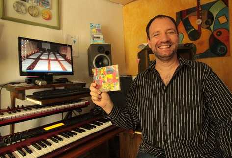 Fernando Scheel muestra una copia del álbum Ef Nan, en su estudio.(Foto Prensa Libre: Ángel Elías)
