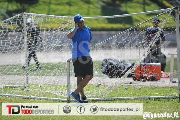 Suárez habla por su teléfono celular para evitar hablar con los medios de comunicación. (Foto Prensa Libre: Eduardo González)